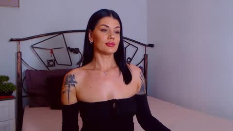 Snapshot of yvonneeverlee chatting on October 11, 8:56 pm I V Y   online show from October 11, 8:56 pm