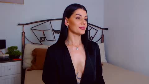 Snapshot of yvonneeverlee chatting on February 15, 9:37 pm I V Y   online show from February 15, 9:37 pm