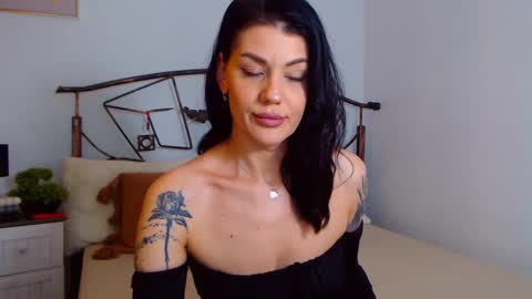 Snapshot of yvonneeverlee chatting on February 23, 8:33 pm I V Y   online show from February 23, 8:33 pm