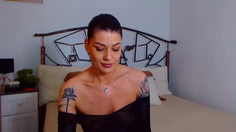 Snapshot of yvonneeverlee chatting on February 27, 9:14 pm I V Y   online show from February 27, 9:14 pm