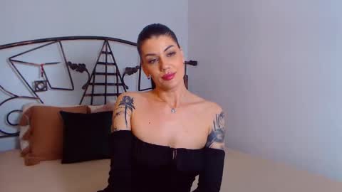 Snapshot of yvonneeverlee chatting on January 27, 12:12 am I V Y   online show from January 27, 12:12 am