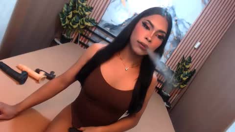 yvonnellvs online show from February 19, 2:54 am