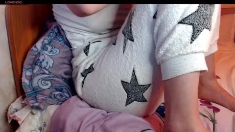 Snapshot of yzza_suave chatting on February 25, 6:44 pm yzza_suave online show from February 25, 6:44 pm