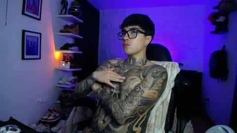 zac_muller1 online show from May 16, 10:36 am