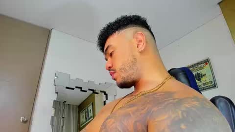 Snapshot of zeus_strong93 chatting on January 25, 10:50 pm zeus strong online show from January 25, 10:50 pm