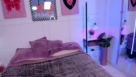 Zoe Lynch online show from February 3, 11:36 am