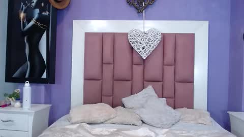 zoemadeleine online show from December 14, 11:55 pm