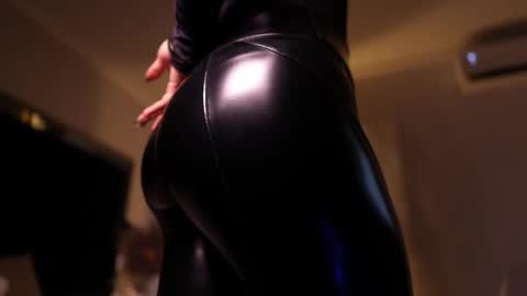 zoevidal_ online show from January 9, 12:44 pm