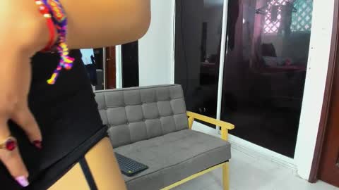 zou_quira online show from January 6, 1:59 pm