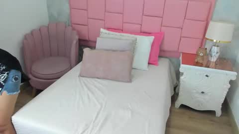 Im Zusan My schedule is from 1030pm to 430 am colombian time online show from January 31, 8:28 pm